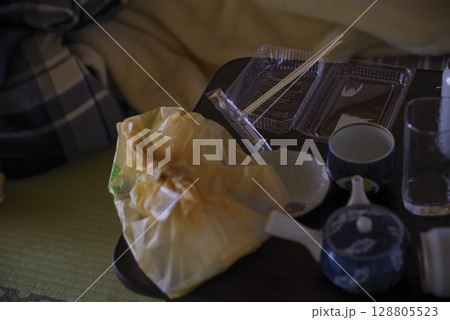 ゴミが散乱した一人暮らしの部屋 128805523