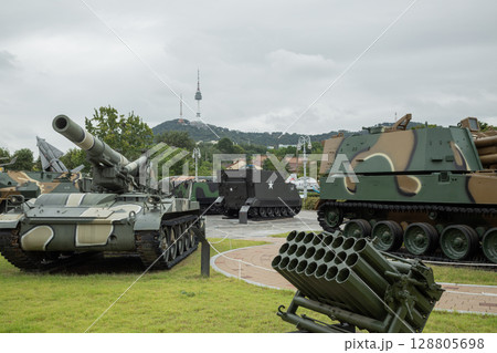 【韓国】ソウル市内の戦争記念館前の広場に展示された迷彩色の戦車や軍用車両 128805698