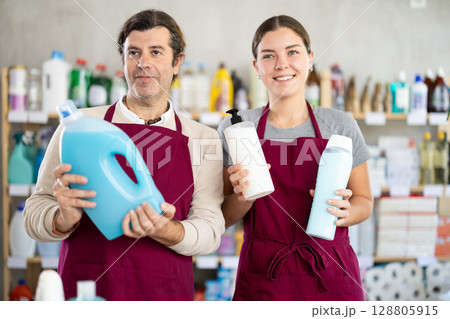 Store manager and sales assistant offering cleaning and care products 128805915