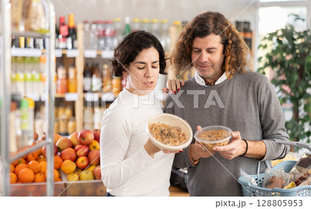 Couple choosing yakisoba noodles at the store Couple choosing yakisoba noodles at the store 128805953