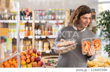 man chooses shrimp and shellfish man chooses shrimp and shellfish 128805990
