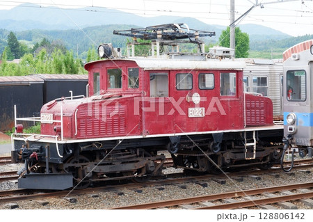 津軽大沢駅に留置されている弘南鉄道ED221電気機関車 128806142