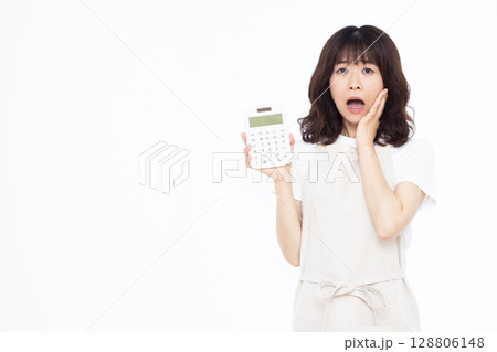 電卓を持ち青ざめる主婦 電卓を持ち青ざめる主婦 128806148