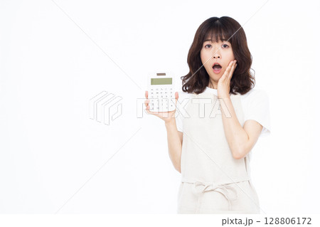 電卓を持ち青ざめる主婦 128806172