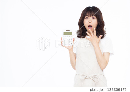 電卓を持ち青ざめる主婦 電卓を持ち青ざめる主婦 128806173