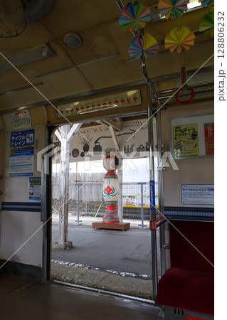 アンブレラトレインから見た中央弘前駅のホーム 128806232