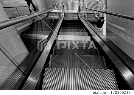 高層ビルのエスカレーター 高層ビルのエスカレーター 128806238