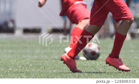 ドリブルするサッカー選手 ドリブルするサッカー選手 128806318