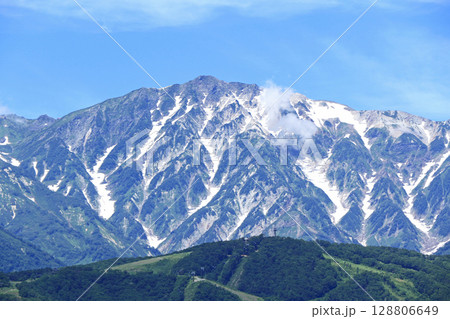 白馬の夏　野平から望む白馬岳 128806649