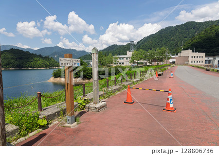 矢木沢ダムから眺める夏の奥利根湖 群馬県みなかみ町 矢木沢ダムから眺める夏の奥利根湖 群馬県みなかみ町 128806736