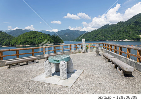 夏の矢木沢ダム　奥利根湖の展望台 128806809