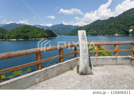 夏の矢木沢ダム 奥利根湖の展望台 夏の矢木沢ダム 奥利根湖の展望台 128806811