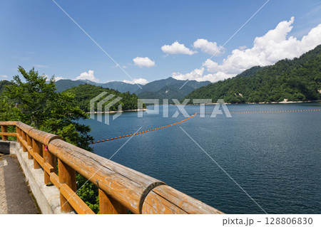 夏の矢木沢ダム　奥利根湖の展望台 128806830
