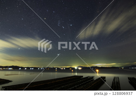 瀬戸内の冬の星空 昇るオリオン座と冬の大三角 瀬戸内の冬の星空 昇るオリオン座と冬の大三角 128806937