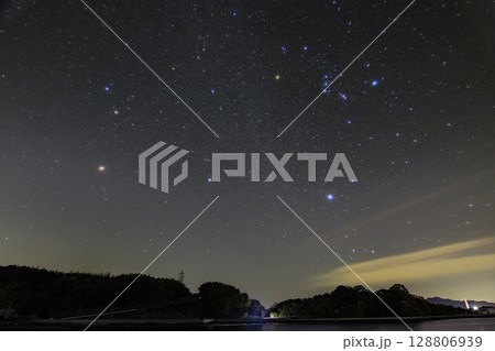 瀬戸内の冬の星空 昇るオリオン座とふたご座 瀬戸内の冬の星空 昇るオリオン座とふたご座 128806939