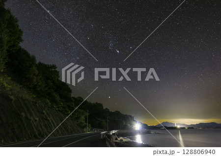 瀬戸内の冬の星空　昇るオリオン座 128806940