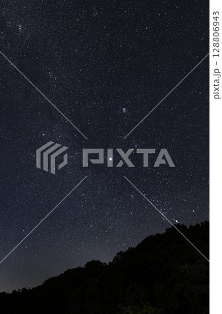 冬の星空　昇るオリオン座とおうし座 128806943