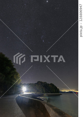 瀬戸内の冬の星空　昇るオリオン座とおうし座 128806947