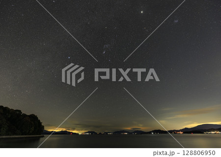 瀬戸内の冬の星空　昇るオリオン座とおうし座 128806950