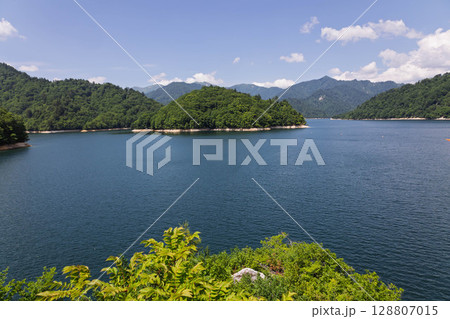 矢木沢ダムから眺める夏の奥利根湖 群馬県みなかみ町 矢木沢ダムから眺める夏の奥利根湖 群馬県みなかみ町 128807015