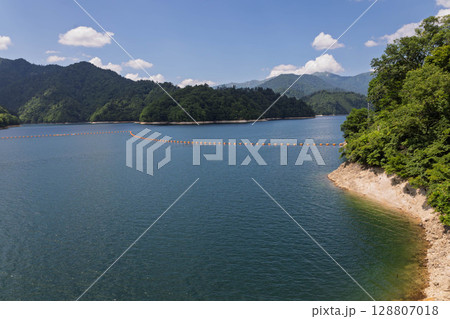 矢木沢ダムから眺める夏の奥利根湖 群馬県みなかみ町 矢木沢ダムから眺める夏の奥利根湖 群馬県みなかみ町 128807018