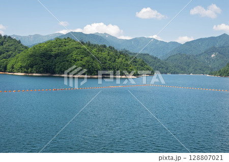 矢木沢ダムから眺める夏の奥利根湖 群馬県みなかみ町 矢木沢ダムから眺める夏の奥利根湖 群馬県みなかみ町 128807021