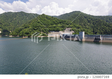 奥利根湖の展望台から見る矢木沢ダム堤体 奥利根湖の展望台から見る矢木沢ダム堤体 128807169