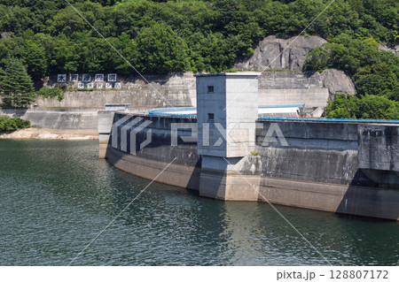奥利根湖の展望台から見る矢木沢ダム堤体 128807172