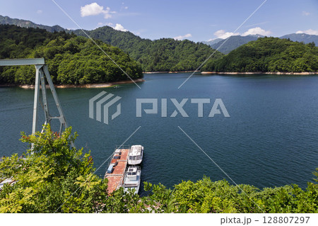奥利根湖の展望台から見る管理用船舶の桟橋 奥利根湖の展望台から見る管理用船舶の桟橋 128807297
