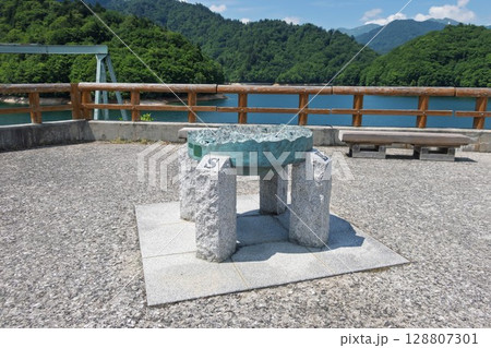 夏の矢木沢ダム　奥利根湖の展望台の方位盤 128807301