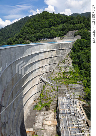 矢木沢ダム 巨大なアーチ式堤体 矢木沢ダム 巨大なアーチ式堤体 128807317