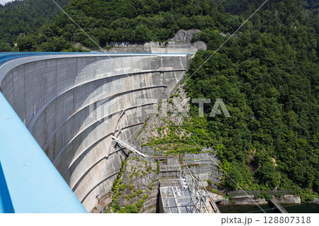 矢木沢ダム 巨大なアーチ式堤体 矢木沢ダム 巨大なアーチ式堤体 128807318