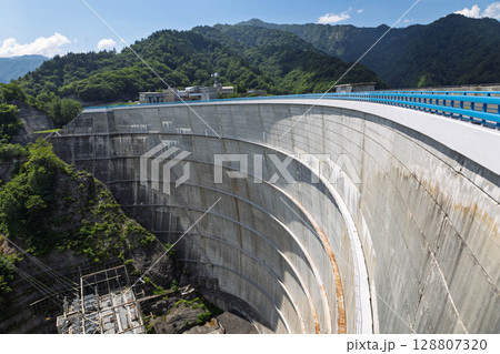 矢木沢ダム 巨大なアーチ式堤体 矢木沢ダム 巨大なアーチ式堤体 128807320