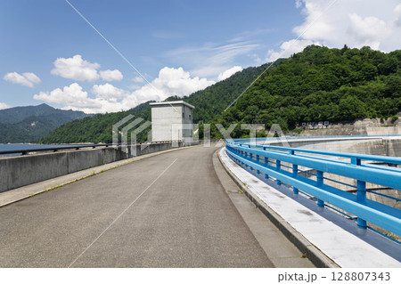 矢木沢ダム アーチ式堤体の上を通る 矢木沢ダム アーチ式堤体の上を通る 128807343
