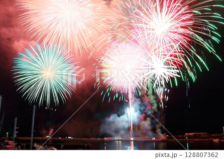 夜空を彩る大花火 128807362