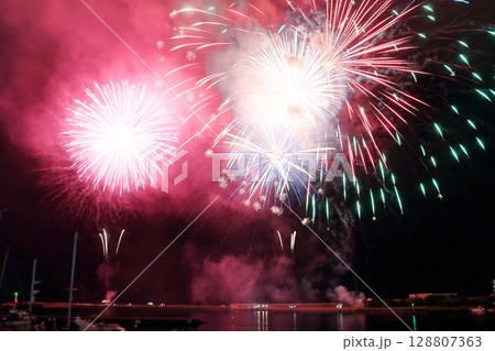 夜空を彩る大花火熱海港海上花火大会 夜空を彩る大花火熱海港海上花火大会 128807363