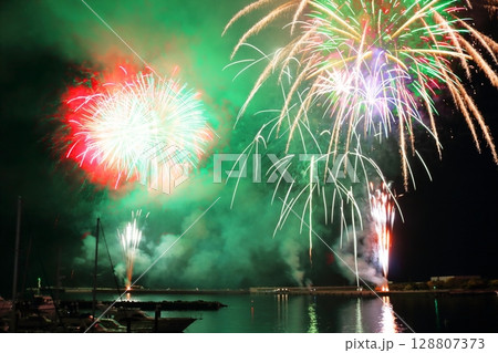 港の海上花火大会 128807373