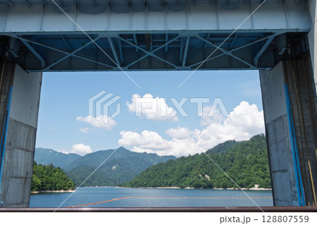 矢木沢ダム吐水口ゲートから眺める夏の奥利根湖　群馬県みなかみ町 128807559