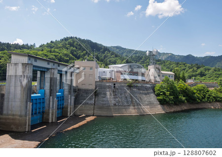矢木沢ダムの吐水口ゲートと管理施設 矢木沢ダムの吐水口ゲートと管理施設 128807602