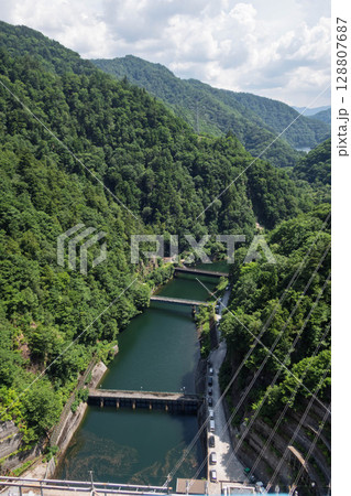 矢木沢ダムから下流を眺める 群馬県みなかみ町 矢木沢ダムから下流を眺める 群馬県みなかみ町 128807687