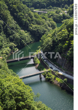 矢木沢ダムから下流を眺める　群馬県みなかみ町 128807689