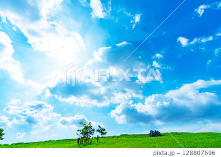 青空と雲と太陽と草原 128807696