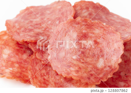 スライスしたサラミのクローズアップ スライスしたサラミのクローズアップ 128807862