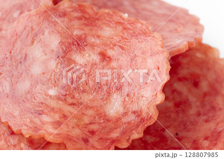 スライスしたサラミのクローズアップ 128807985