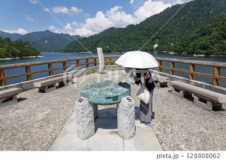 矢木沢ダム 奥利根湖の展望台 日傘の女性 矢木沢ダム 奥利根湖の展望台 日傘の女性 128808062