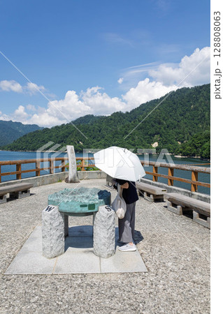 矢木沢ダム 奥利根湖の展望台 日傘の女性 矢木沢ダム 奥利根湖の展望台 日傘の女性 128808063