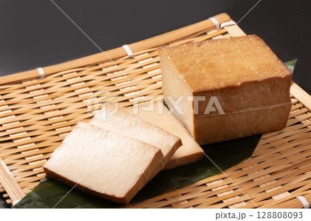 燻製とうふ（遠野産　大豆　桜チップ） 128808093