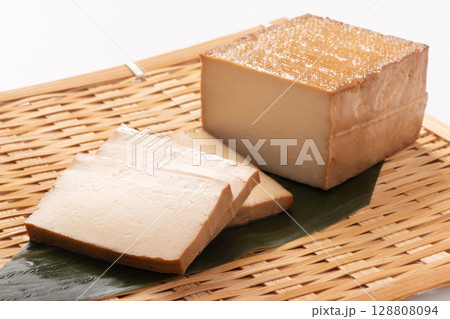 燻製とうふ（遠野産　大豆　桜チップ） 128808094