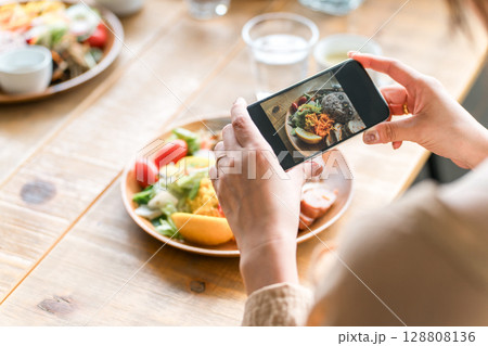 料理をスマホで撮影する手元 料理をスマホで撮影する手元 128808136