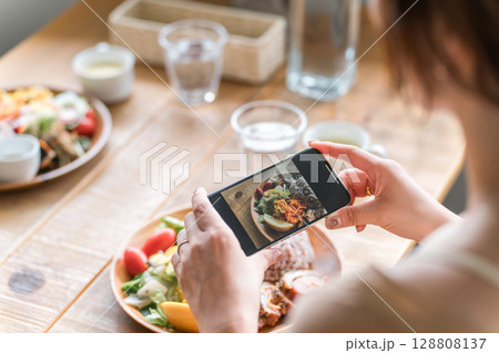 料理をスマホで撮影する手元 料理をスマホで撮影する手元 128808137
